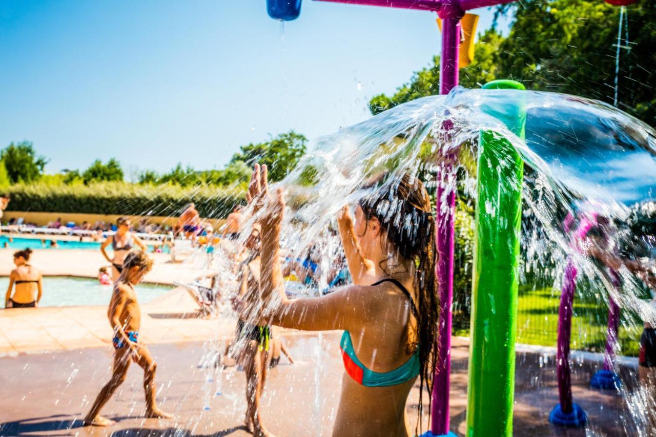 Camping La Sousta**** Remoulins Ngoại thất bức ảnh