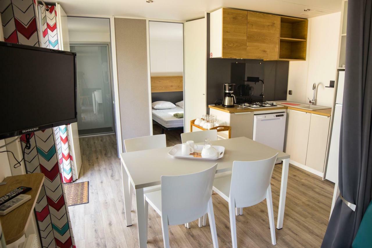 Camping La Sousta**** Remoulins Ngoại thất bức ảnh